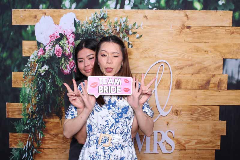 OzPhotoBooths-MrandMrsRusticWood